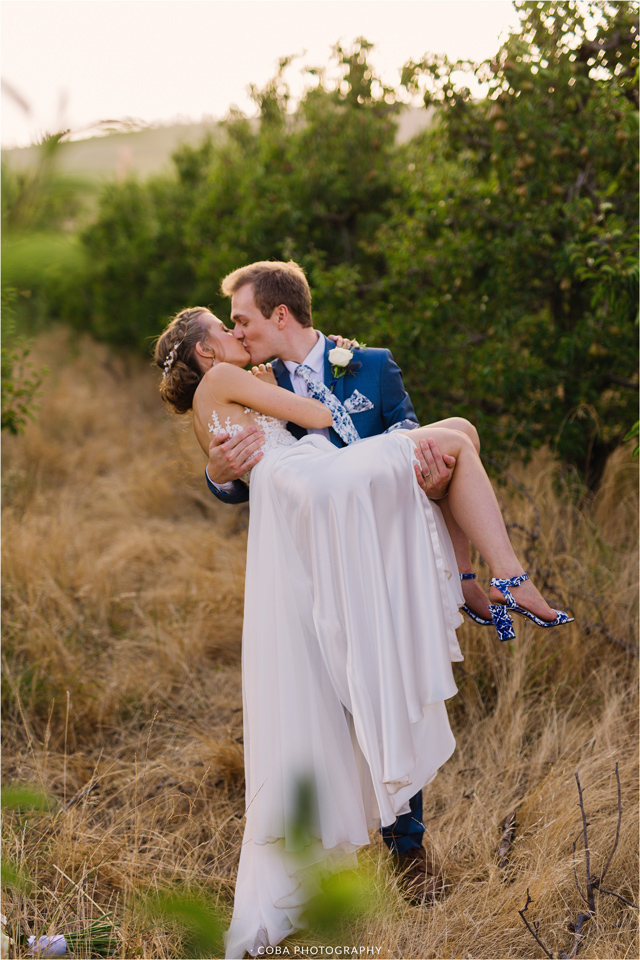 stellenbosch wedding couple kissing