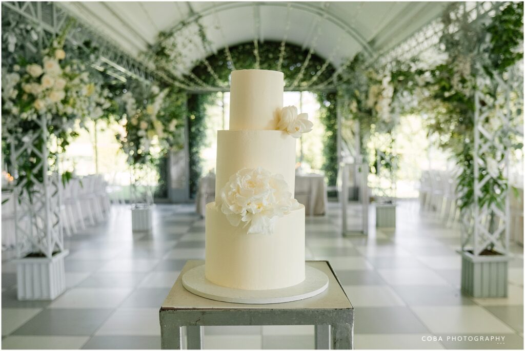 wedding at belair pavilion - white wedding cake