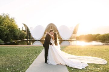 wedding couple infront of kapel at a modern bosjes wedding