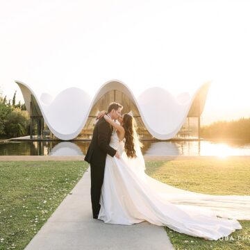 wedding couple infront of kapel at a modern bosjes wedding