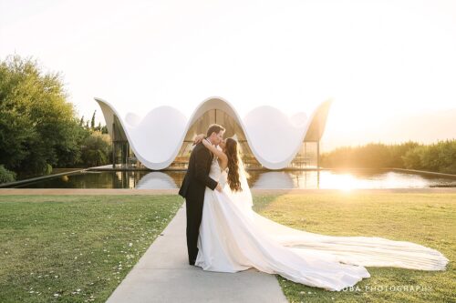 wedding couple infront of kapel at a modern bosjes wedding